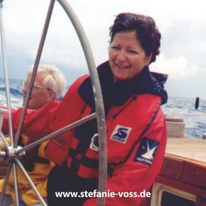 Stefanie Voss am Steuer/Weltumseglung Bericht im Interview mit Podcast #neuestärke